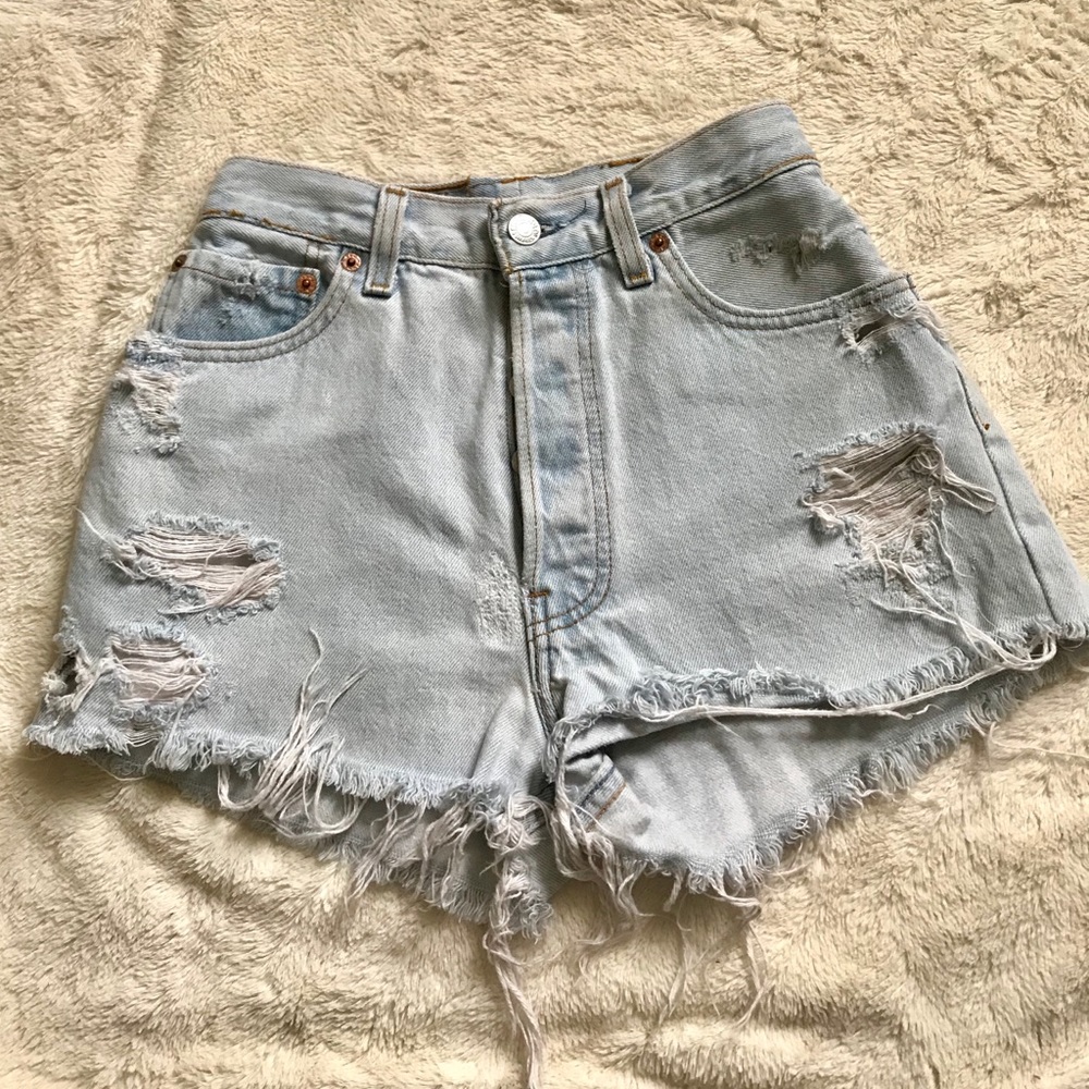 🌸Levi’s High-rise Ripped Jean Shorts